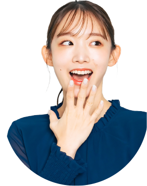 口に手を当てて喜ぶ女性