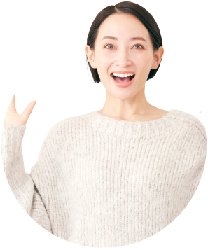 手を広げて喜ぶ女性