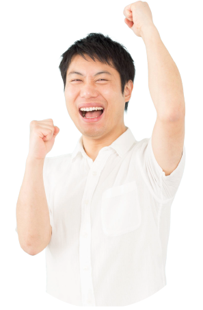 ガッツポーズをして喜ぶ男性